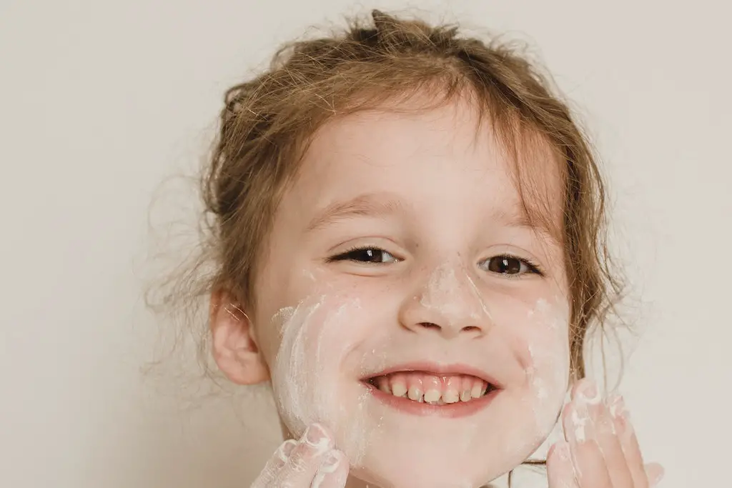 girl rubbing powder